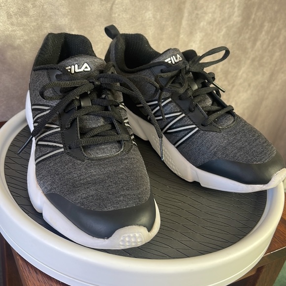 Fila Travalo Grey/Black Big Boys Sneakers Size 5 Like New Worn Once - Picture 3 of 15